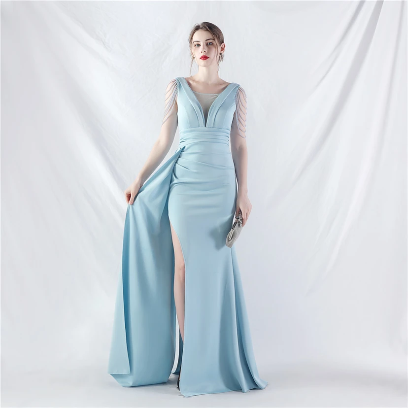 Ein Abendkleid aus insgesamt 8 Farben, gefertigt mit aufwendiger Satinfalttechnik und Perlenstickerei. view 21