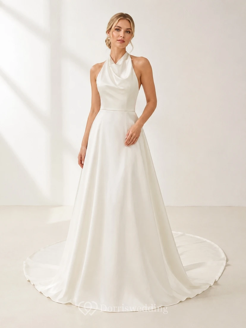 Vestido de novia sencillo con escote halter, corte en A, espalda descubierta y cola larga hasta el suelo.