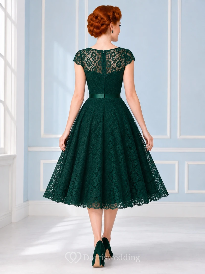 Vestido de cóctel vintage verde oscuro de encaje con mangas cortas, corte en A, cuello festoneado y largo hasta la rodilla. view 2