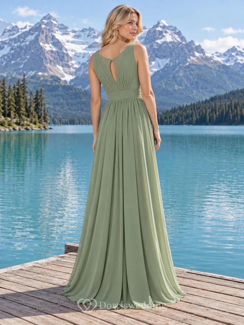 Robe de demoiselle d'honneur romantique vert sauge avec col en V froncé et jupe fluide trapèze view 2