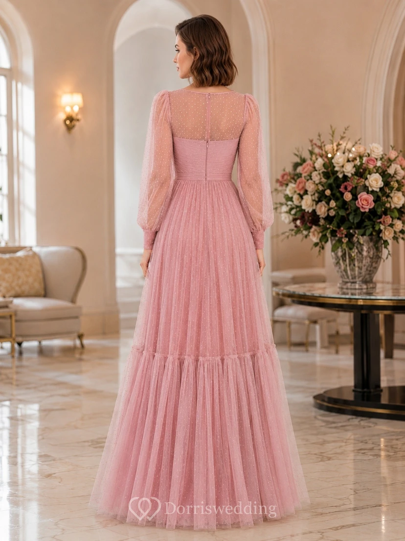 Vestido de noche largo hasta el suelo de tul rosa con escote corazón, mangas largas y volantes view 2