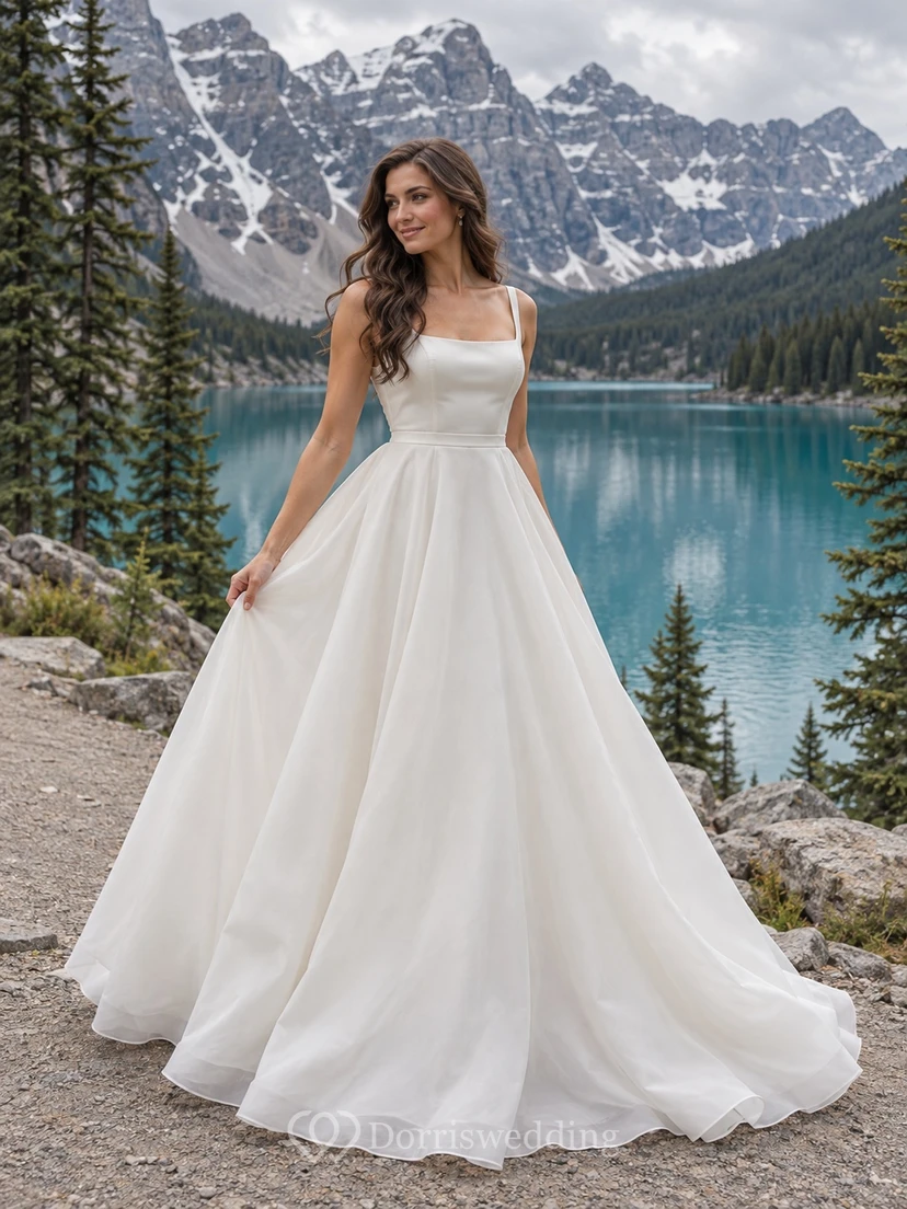Elegante vestido de novia sencillo con escote cuadrado, tirantes anchos y falda en línea A.