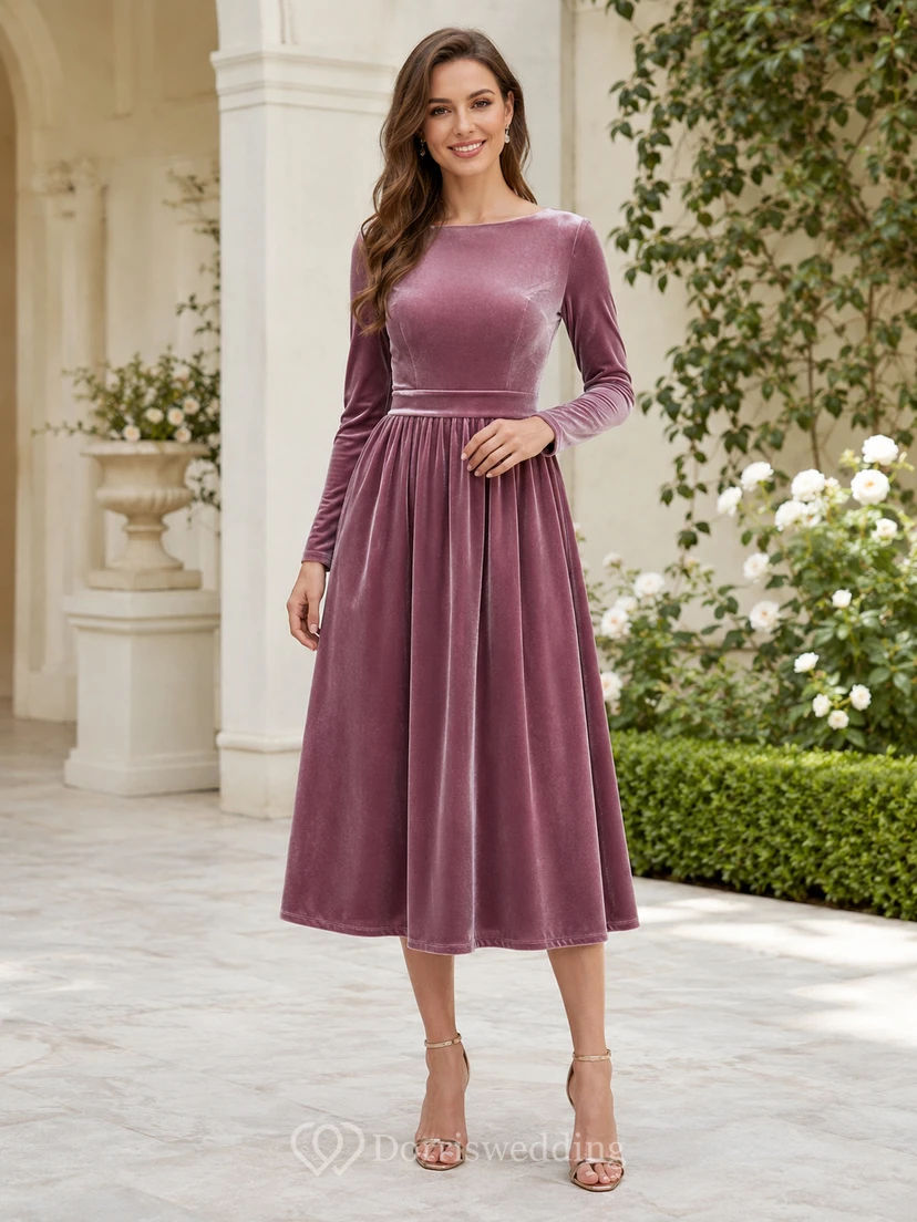 Vestido midi de terciopelo color malva con escote barco y manga larga, corte en A, ideal para invitadas.