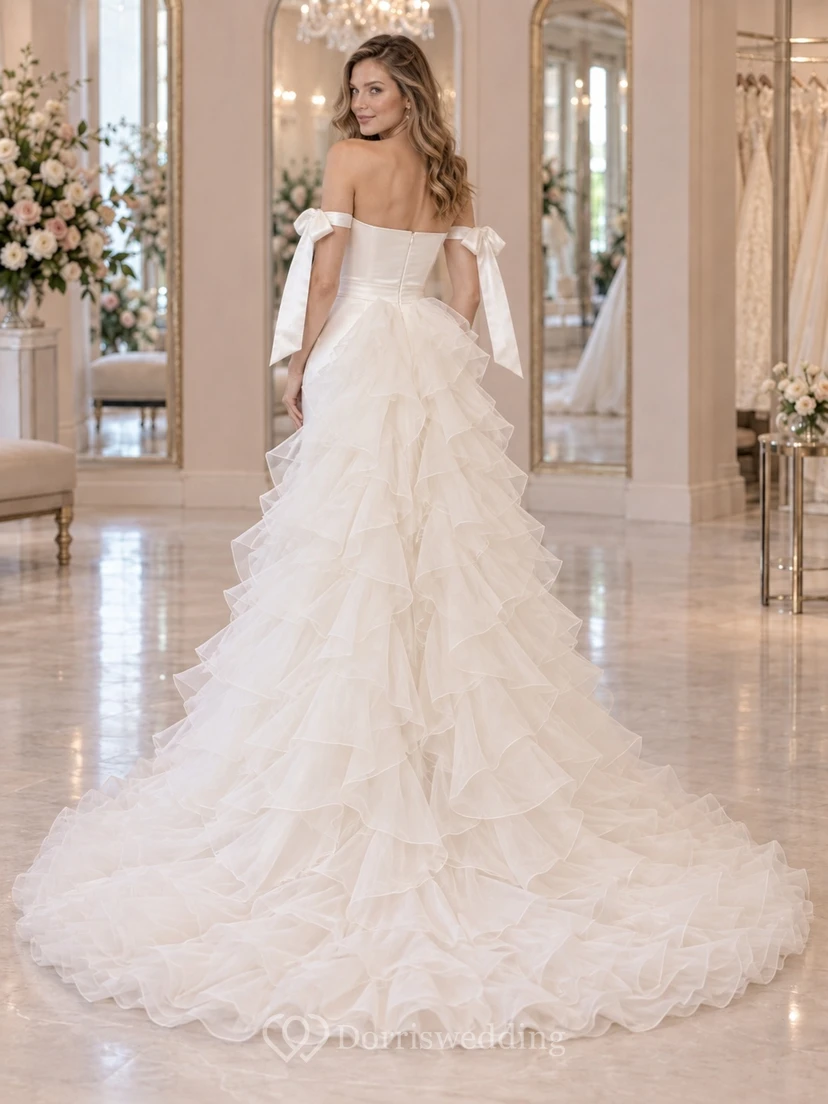 Schulterfreies Brautkleid aus Satin mit Schleifenriemen und fließenden Rüschen view 2