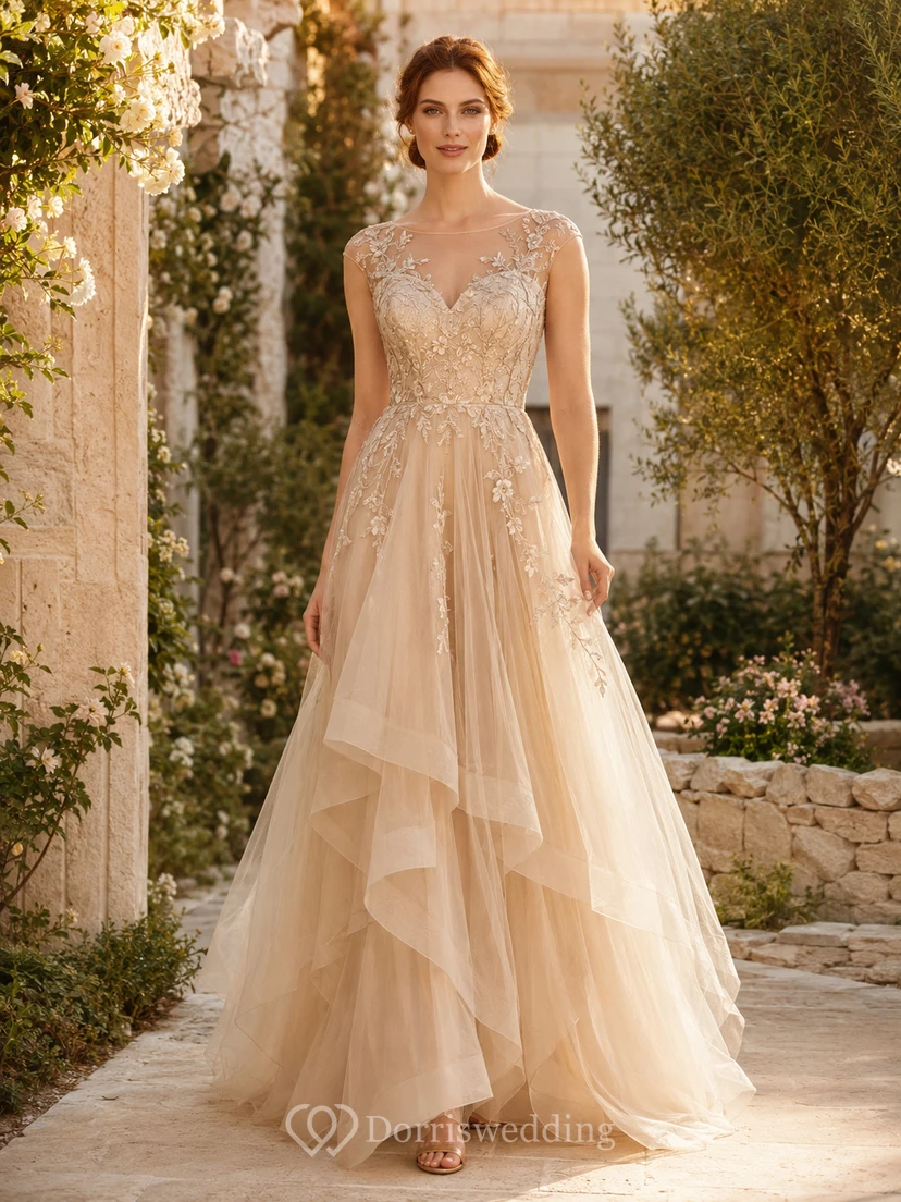 Lujoso vestido de gala color champán con escote en V, sin mangas, encaje floral, volantes de tul, corte en A y cola larga.