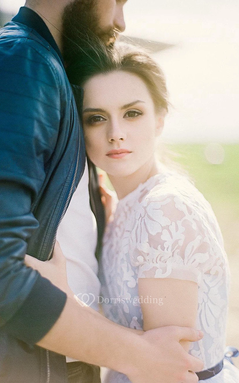 Robe courte en tulle, dentelle et satin avec boutons view 2