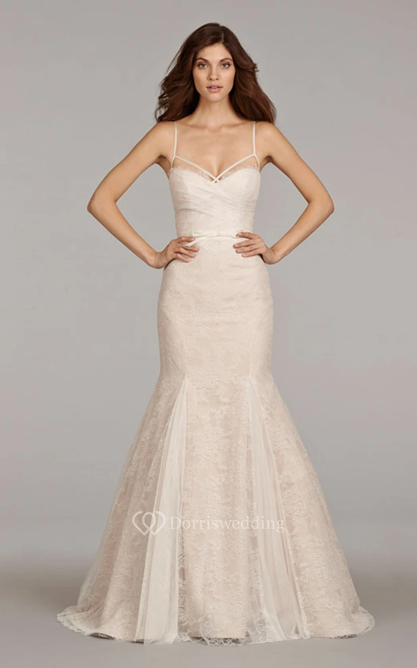 Precioso vestido de tirantes finos de encaje, corte entallado y falda acampanada, con lazo y corpiño fruncido. view 4