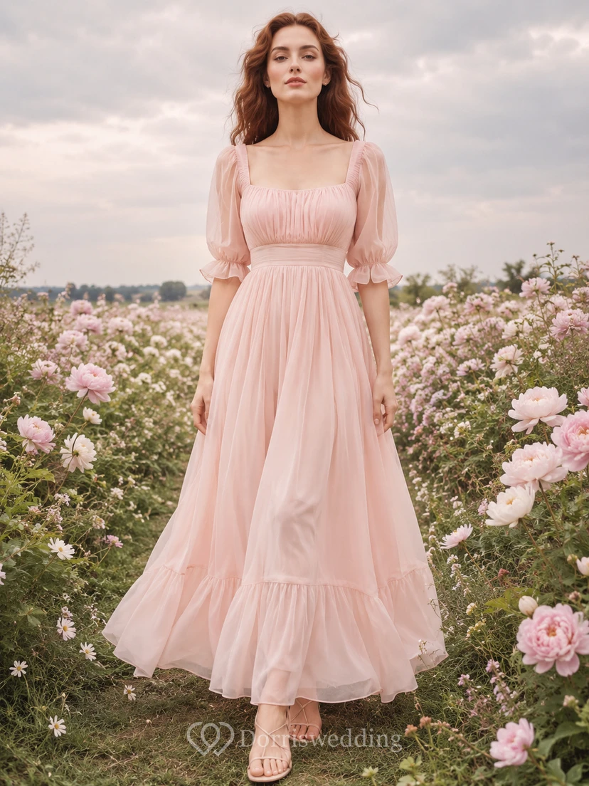 Robe de soirée en mousseline rose poudré à manches bouffantes et col carré, style portrait