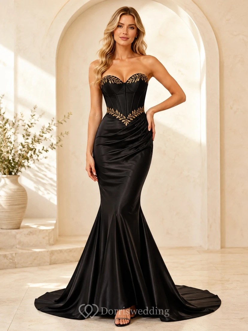 Schwarzes, trägerloses, bodenlanges Abendkleid aus Satin mit Herzausschnitt und Meerjungfrauenschnitt sowie Schleppe in Gold