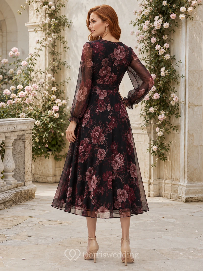 Robe midi d'invitée en mousseline noire bordeaux à fleurs et col en V view 2