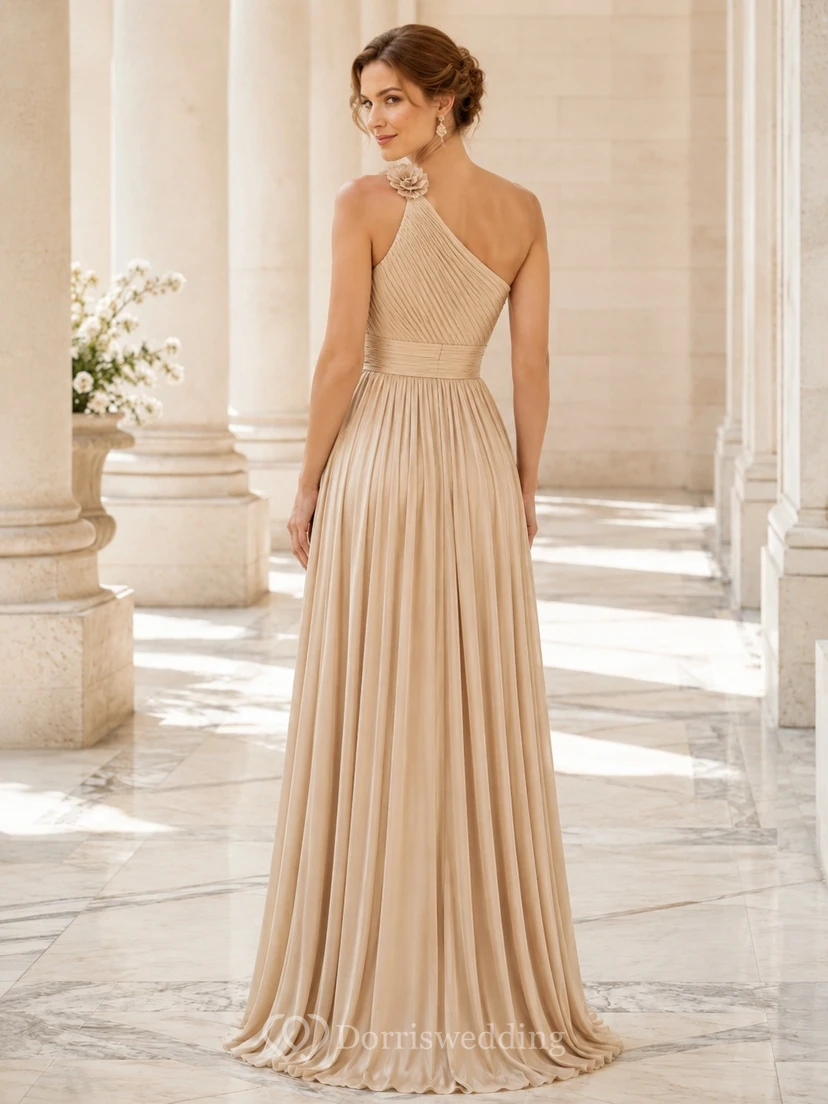 Vestido de noche plisado de corte A, sin mangas, con cuello halter y de satén color champán view 2