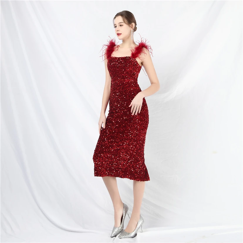 Handgefertigtes, perlenbesetztes Abendkleid aus Straußenfedern und Pailletten view 39
