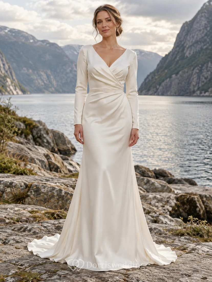 Vestido de novia de satén de manga larga con escote en V, corpiño cruzado simulado y cola.