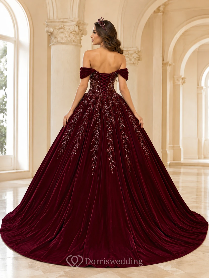 Robe de bal princesse bordeaux en velours cristal à épaules dénudées et traîne chapelle, épaules dénudées, épaules et cristaux view 2