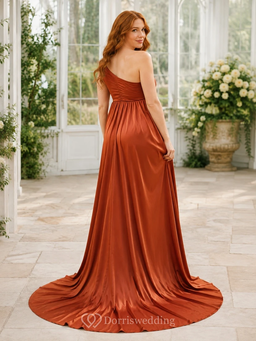 Rostfarbenes, ärmelloses, bodenlanges Umstandskleid aus Stretch-Satin mit One-Shoulder-Schnitt und A-Linien-Schnitt – romantisch, elegant und drapiert view 2