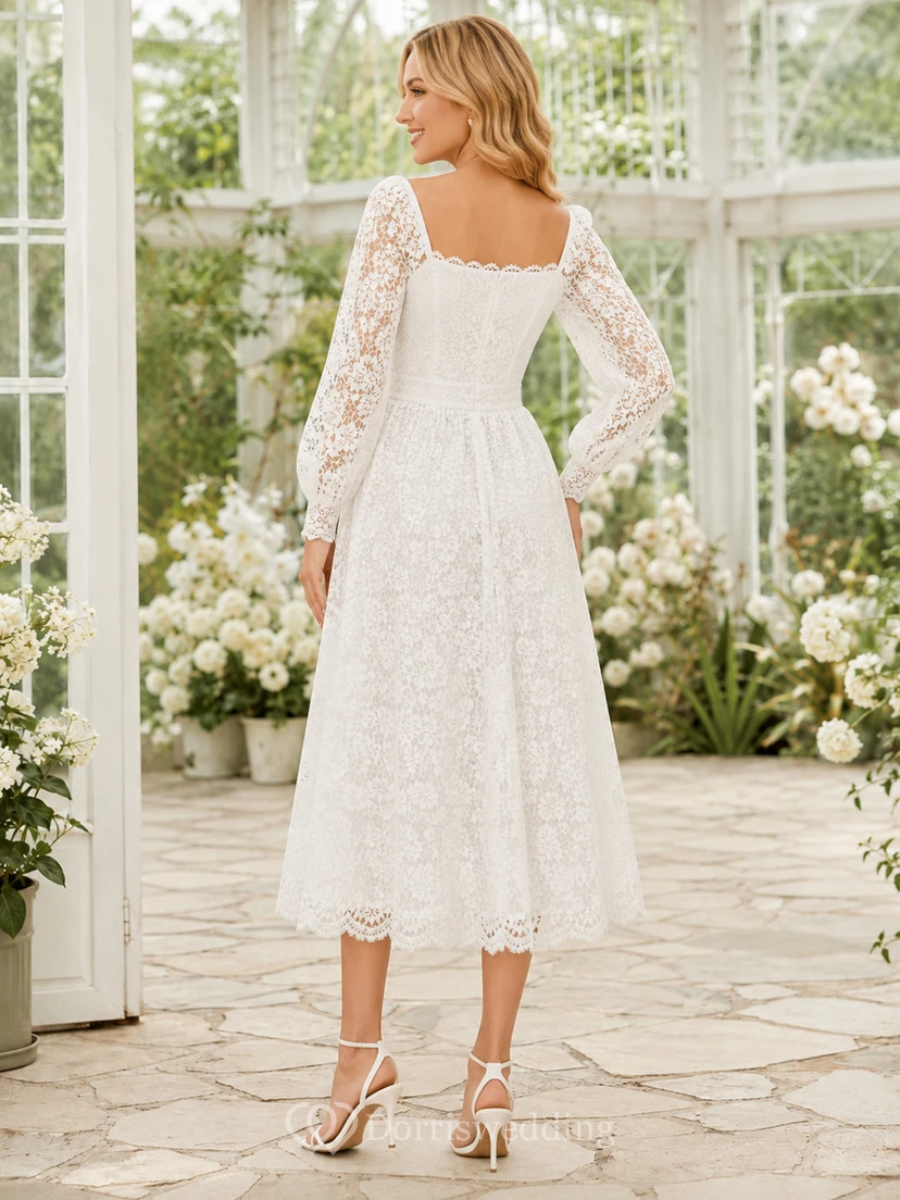 Robe de mariée romantique en dentelle, coupe trapèze, longueur thé, manches longues carrées, style trapèze, ornée de fleurs et de style Heritage. view 2