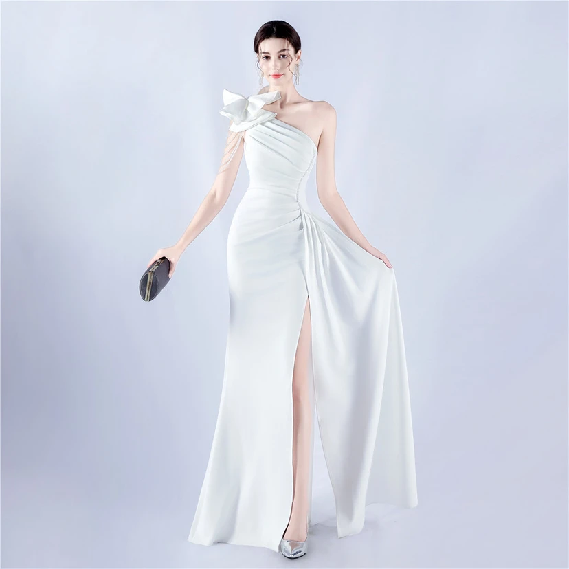 Vestido de noche de satén plisado con hombros descubiertos y escote alto, bordado a mano con cuentas y flores, para mujer. view 60