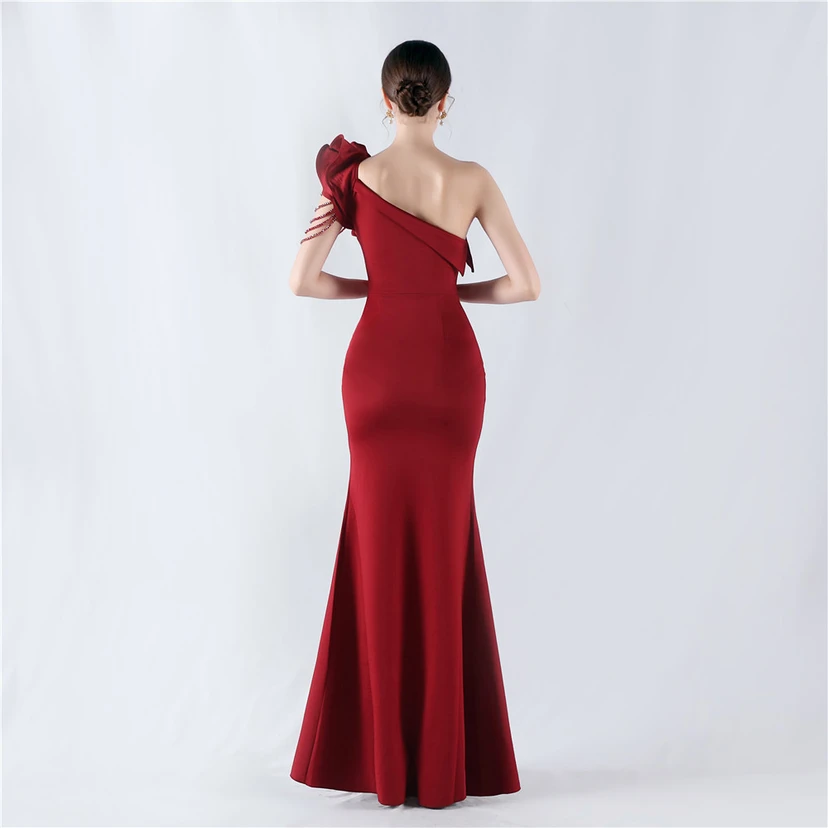 Vestido de noche con cuello oblicuo, hombros con estampado de hojas de loto, bordado artesanal y diamantes, ideal para la celebración de la reunión anual. view 25