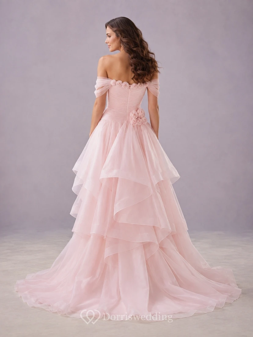 Vestido de novia sencillo, romántico y elegante con escote de hombros descubiertos y volantes. view 2