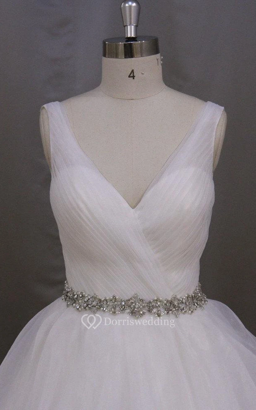 Robe sans manches en organza à col en V, ornée de volants et d'une ceinture perlée view 5