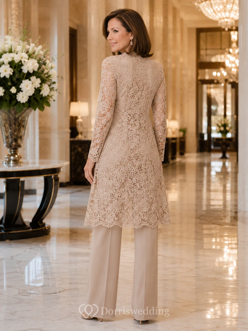 Champagnerfarbener Jumpsuit mit Muttermotiv, langem Spitzenmantel mit Rundhalsausschnitt und gerader Hose. view 2