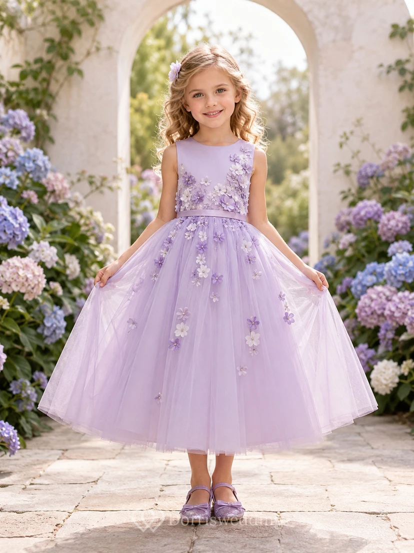 Robe de demoiselle d'honneur en tulle, longueur thé, coupe trapèze, à fleurs lavande, avec nœud, idéale pour un mariage champêtre. Parfaite pour une cérémonie champêtre.