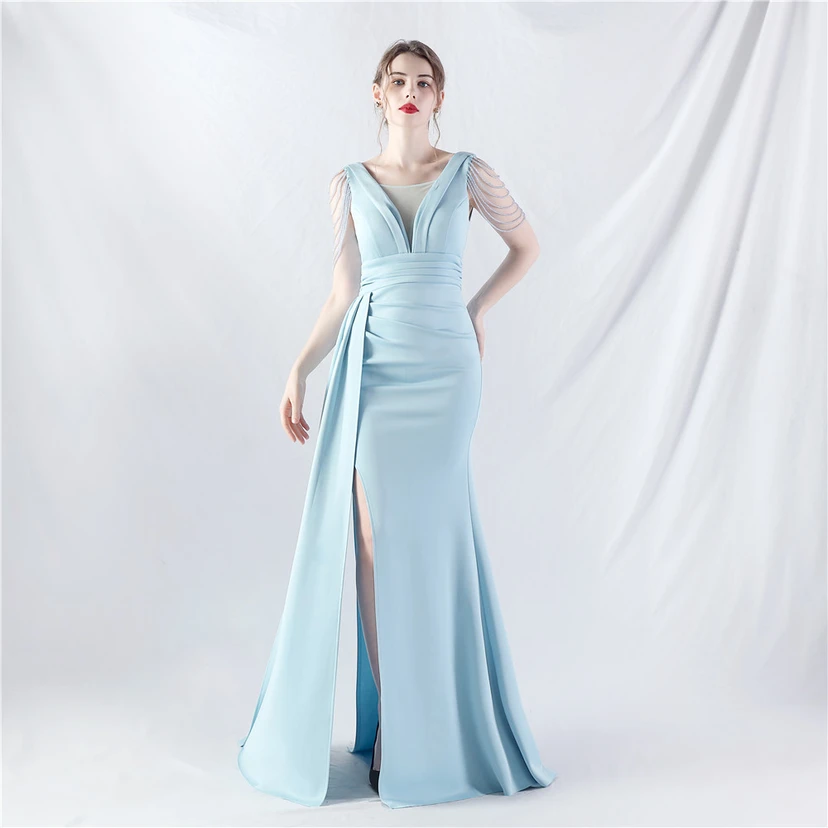 Ein Abendkleid aus insgesamt 8 Farben, gefertigt mit aufwendiger Satinfalttechnik und Perlenstickerei. view 19