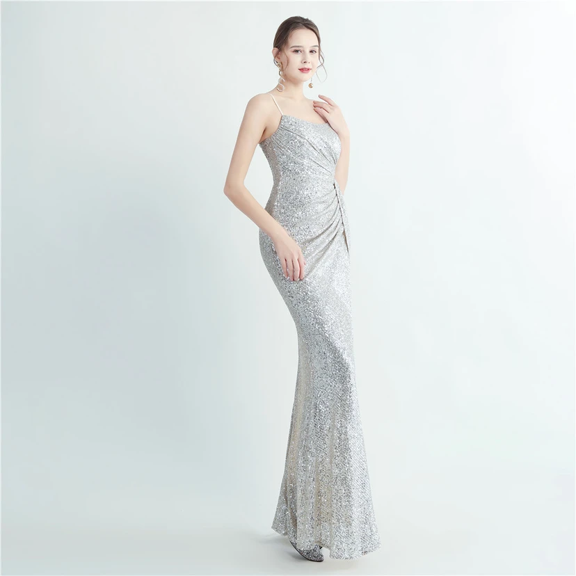 Robe de soirée longue à sequins haute densité, plissée, fendue sur le côté et à bretelles view 41