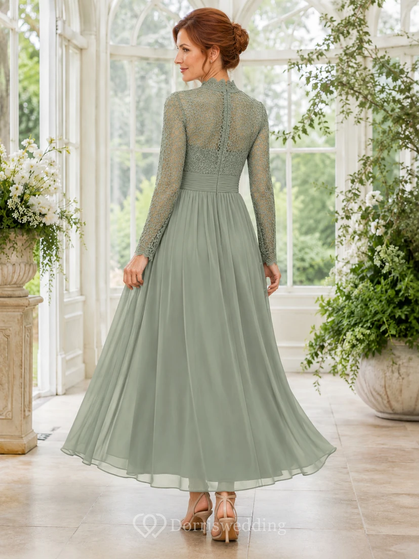 Romantisches, elegantes, hochgeschlossenes Chiffonkleid in Teelänge mit langen Ärmeln, Spitzenoberteil und wadenlangem Rock in Salbeigrün – ideal für die Mutter der Braut. view 2