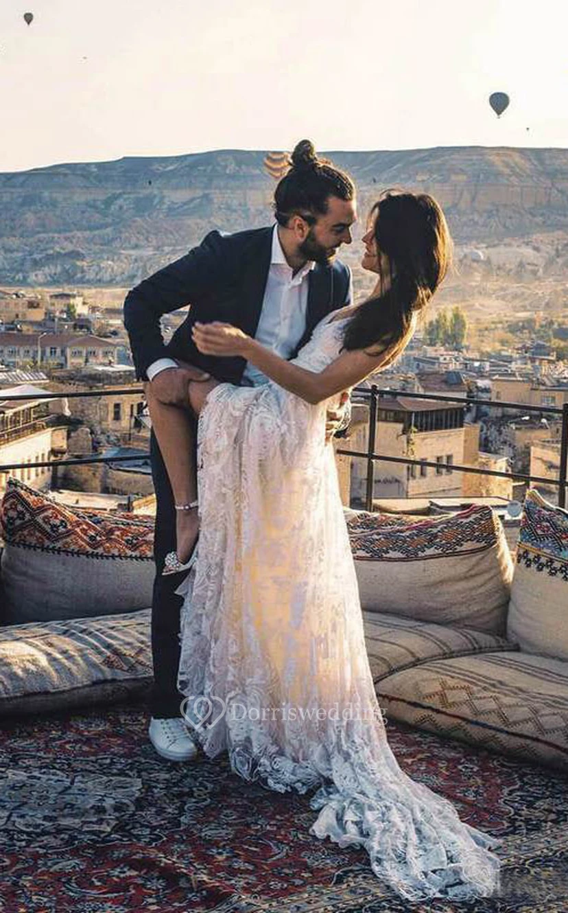 Robe de mariée en dentelle empire plissée, fendue sur le devant et à fines bretelles, style spaghetti, sans manches. view 5