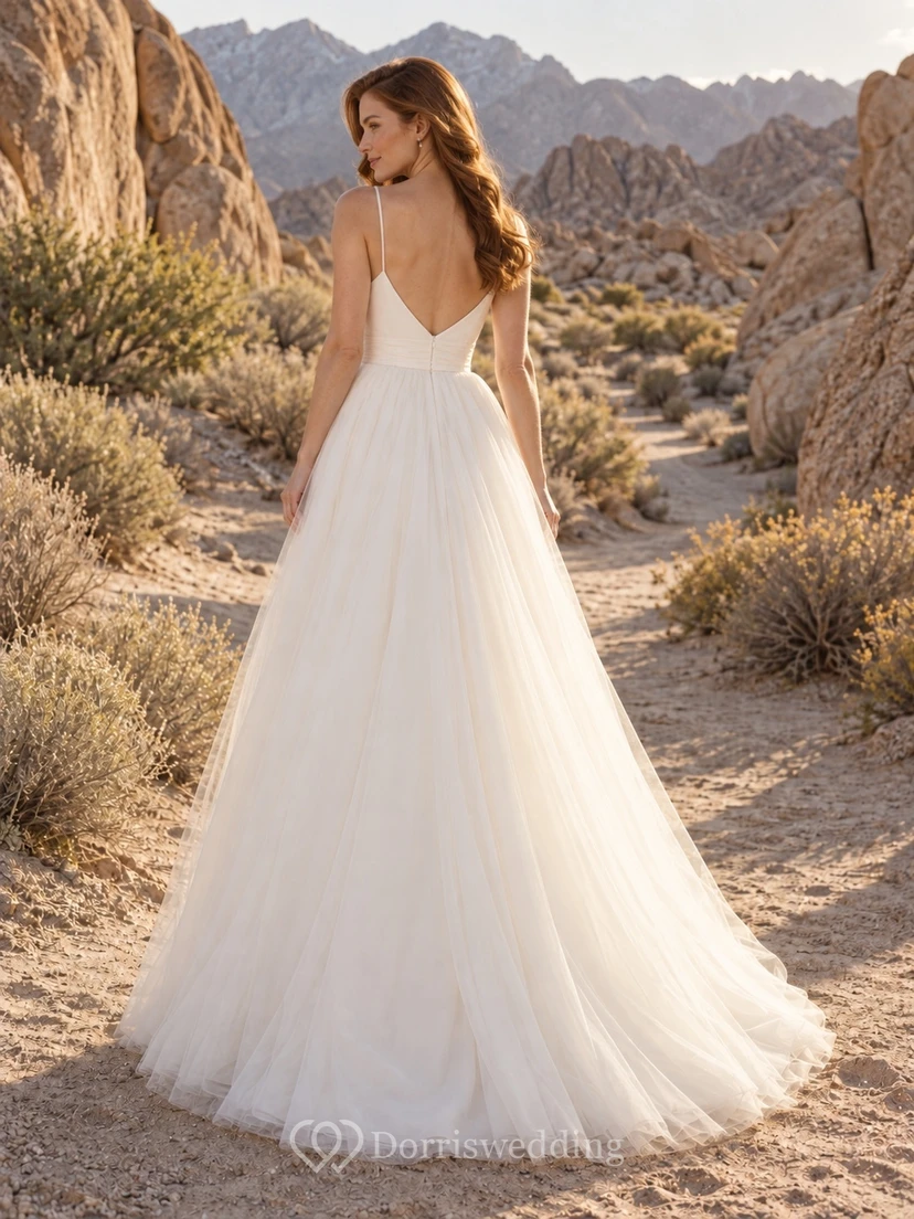 Vestido de novia sencillo de tirantes finos, escote en V, sin mangas, con fajín y corte en A, largo hasta el suelo. view 2