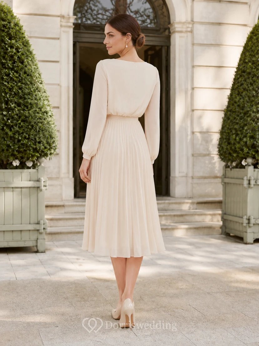 Robe de mariée fluide en mousseline plissée à col montant et manches longues style poète, style maison de thé, col montant view 2