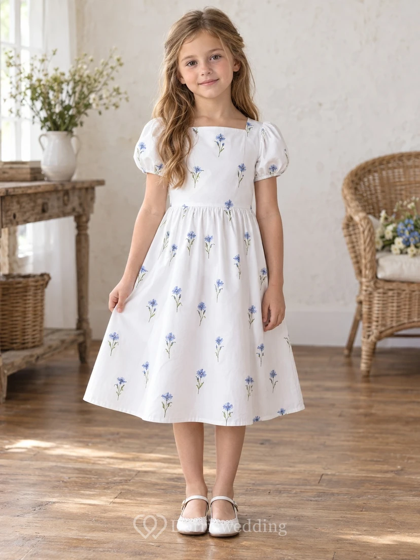 Schlichtes weißes, teelanges Blumenmädchenkleid mit eckigem Ausschnitt, abgerundeten Puffärmeln und verzweigtem, blau-floralem Saum in A-Linie