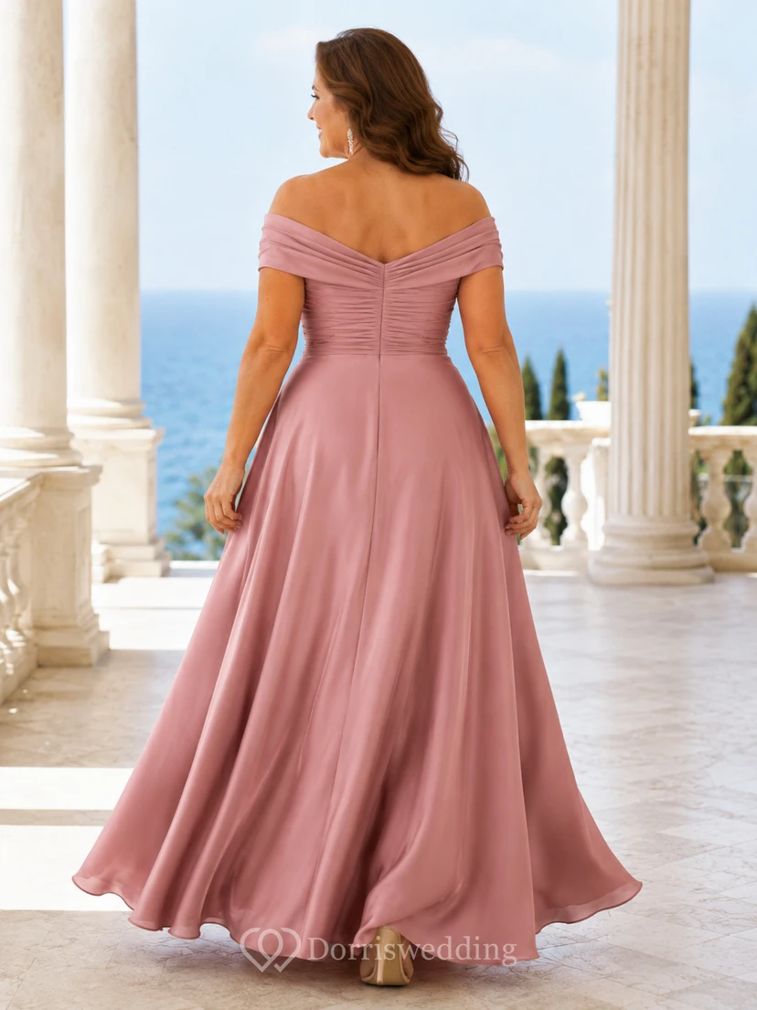 Romantisches Mutterkleid aus Satin in Übergröße in Altrosa mit schulterfreiem Schnitt, kurzen Ärmeln und drapiertem A-Linien-Schnitt, bodenlang view 2