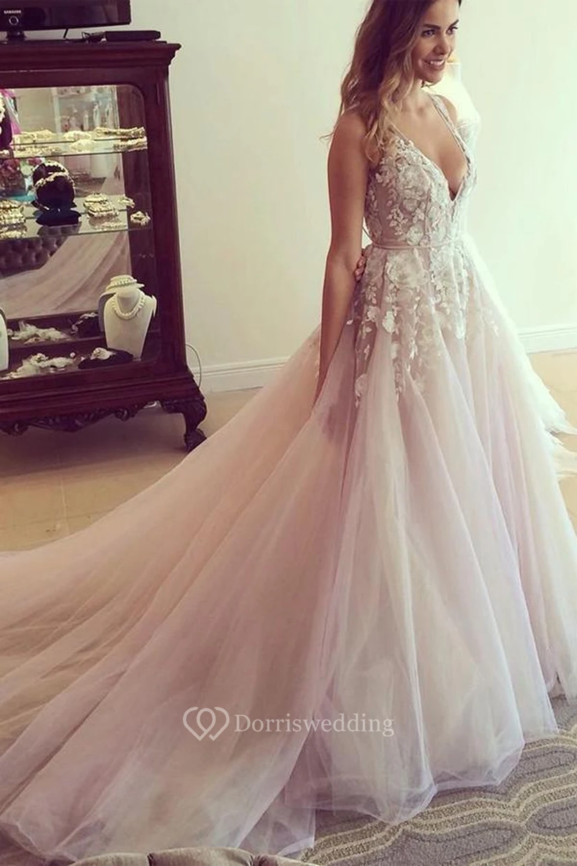 Precioso vestido de fiesta sin mangas con escote en V y apliques de tul. view 3