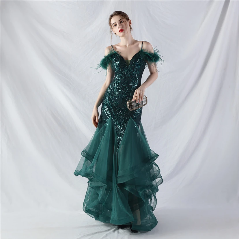 Robe de danse artisanale en filet rigide orné de plumes d'autruche, de perles et de fleurs, confectionnée en maille. view 54
