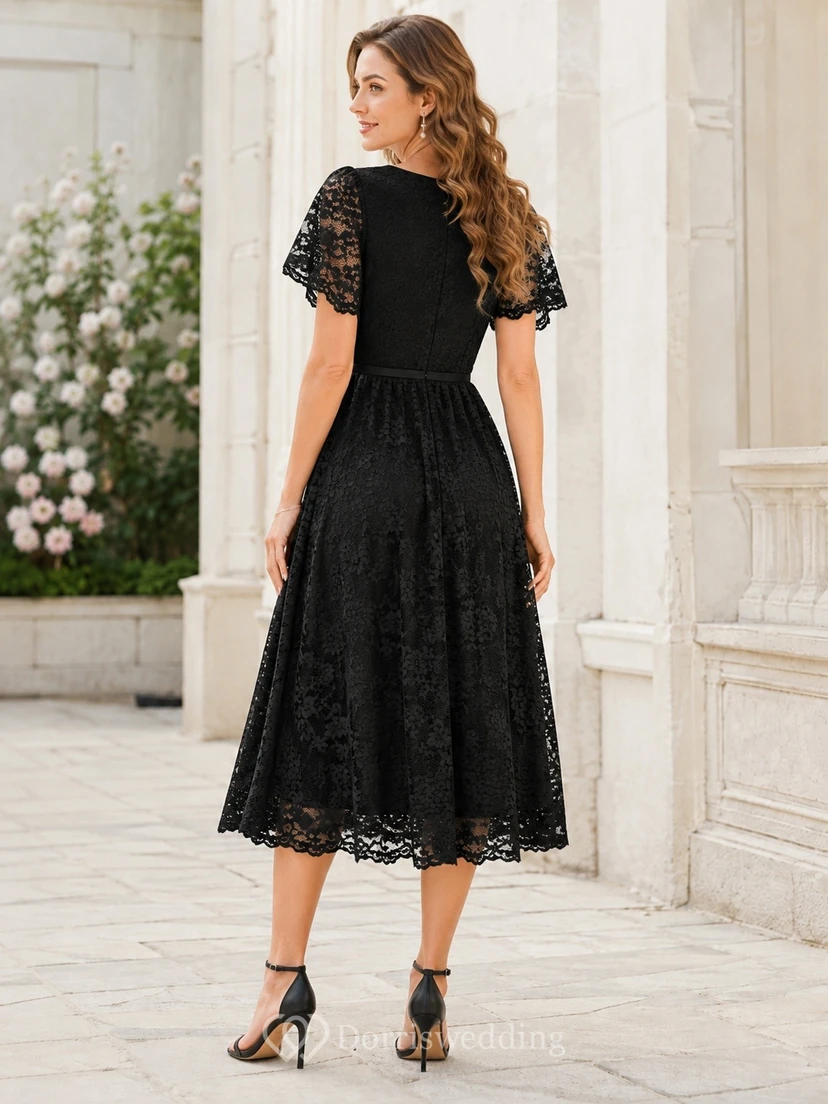 Robe noire à col en V, manches courtes, en dentelle, coupe trapèze, longueur thé view 2