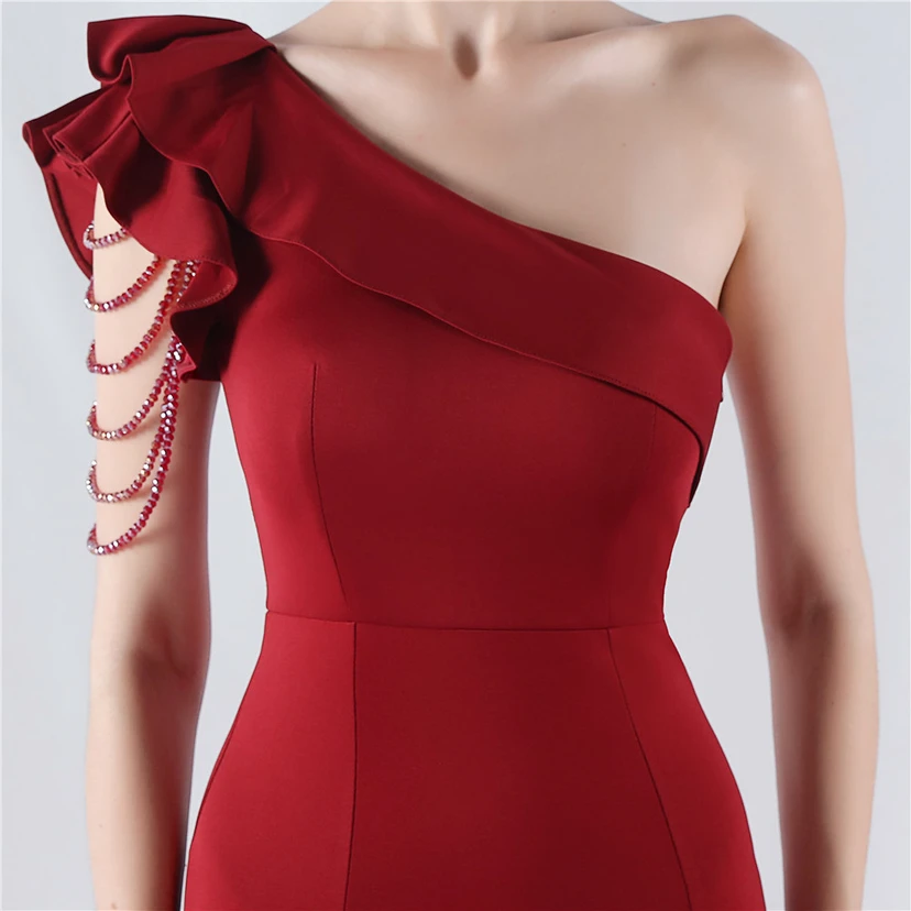 Vestido de noche asimétrico de satén con escote alto y cuello oblicuo, adornado con cuentas. view 28