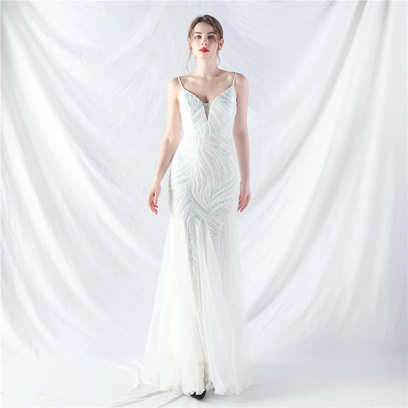 Paillettenbesetztes Abendkleid aus Netzstoff und Trägern view 39