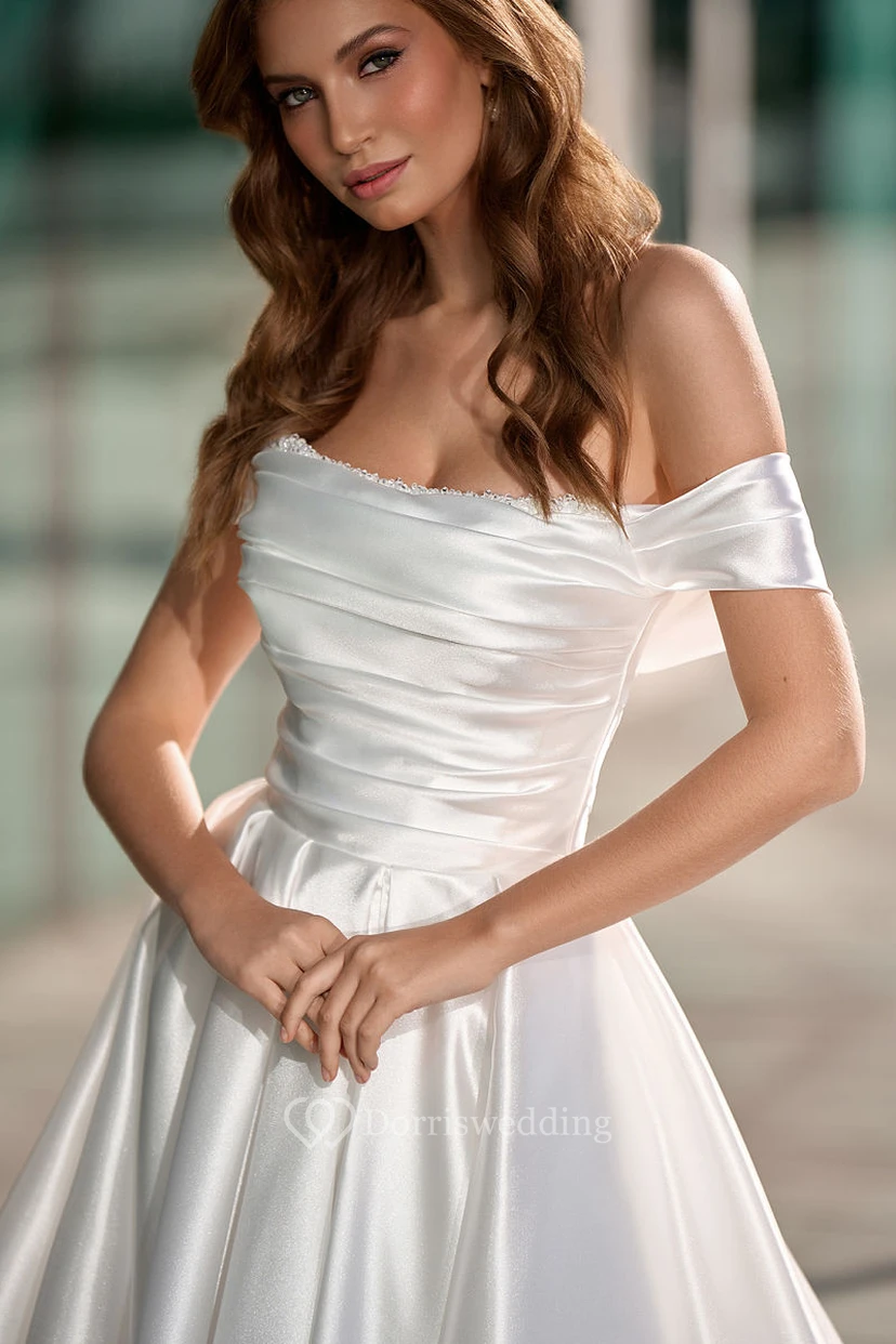 Satin-Hochzeitskleid mit Raffungen vorne, Schlitz, A-Linie, Korsett und Perlenbesatz view 4