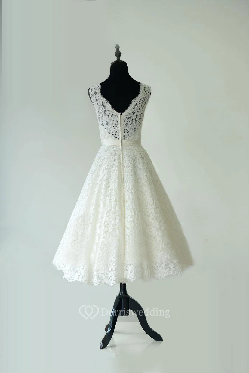 Robe en dentelle sans manches, coupe trapèze, longueur thé, dos nu en V et ceinture en satin. view 2