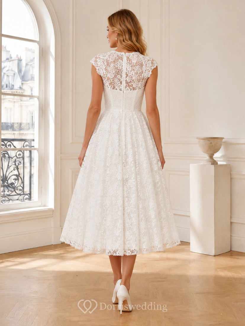 Robe de mariée vintage à encolure cœur, manches courtes, dentelle illusion, coupe trapèze, longueur thé, style romantique de cour view 2