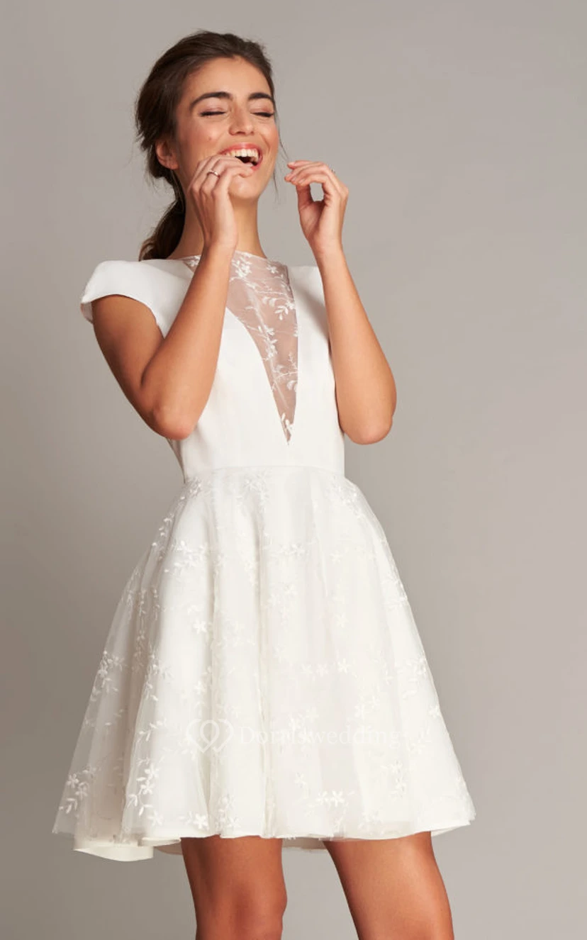 Robe de mariée courte en satin et dentelle, coupe trapèze, manches courtes et dos en V, style décontracté. view 3