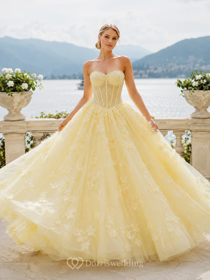 Vestido de novia de gala color amarillo pastel sin tirantes con escote corazón, encaje y tul, estilo catedral.