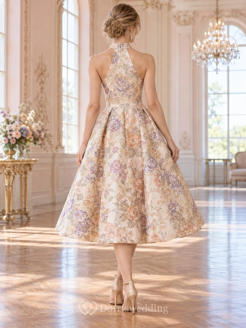 Teelanges, cremefarbenes Vintage-Abendkleid aus Satin mit Neckholder und Blumenmuster in A-Linie view 2