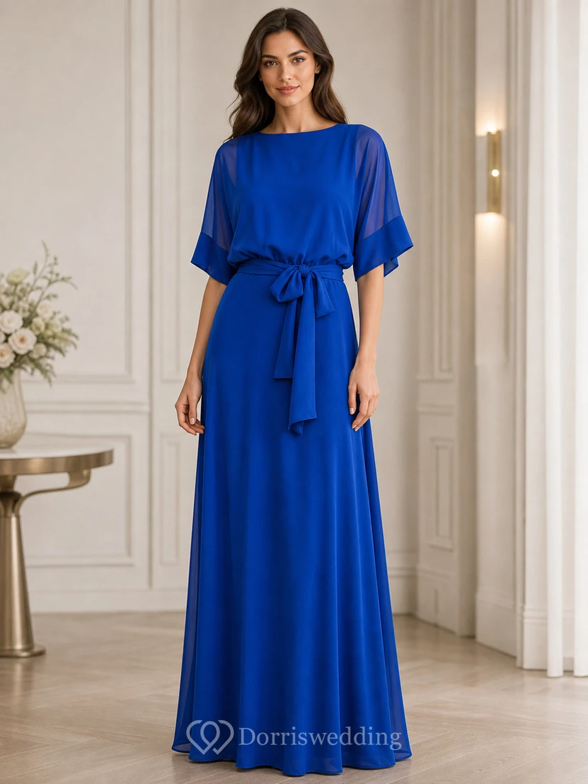 Robe longue en mousseline plissée, coupe bateau, manches courtes, évasée, avec ceinture.