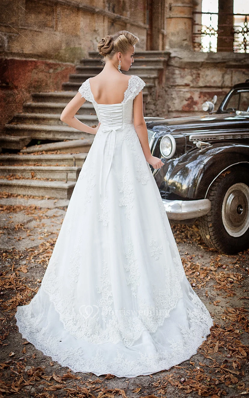 Robe longue trapèze en dentelle à manches courtes et dos corset, ornée d'appliqués view 3