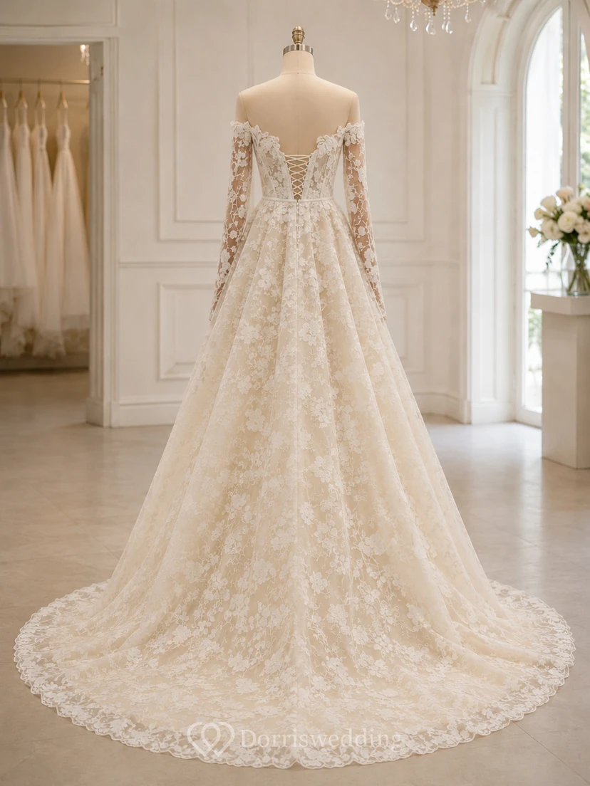 Vestido de novia de encaje color champán con escote Bardot, corte en A y mangas largas. view 8