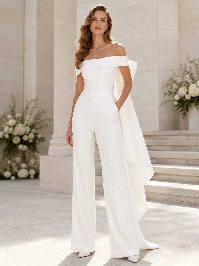Luxuriöser, schulterfreier Braut-Jumpsuit mit Schleife, Cape und weitem Bein