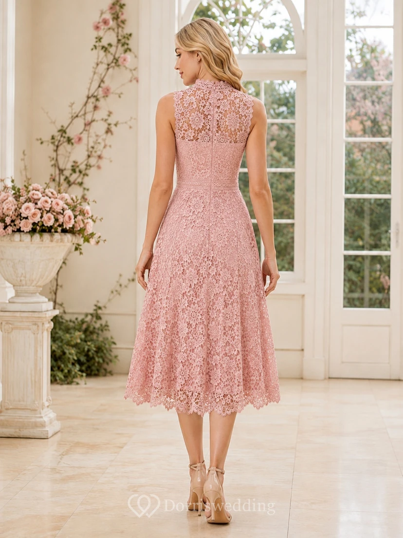 Robe d'invitée rose poudré en dentelle florale à col montant sans manches, coupe trapèze, longueur thé view 2